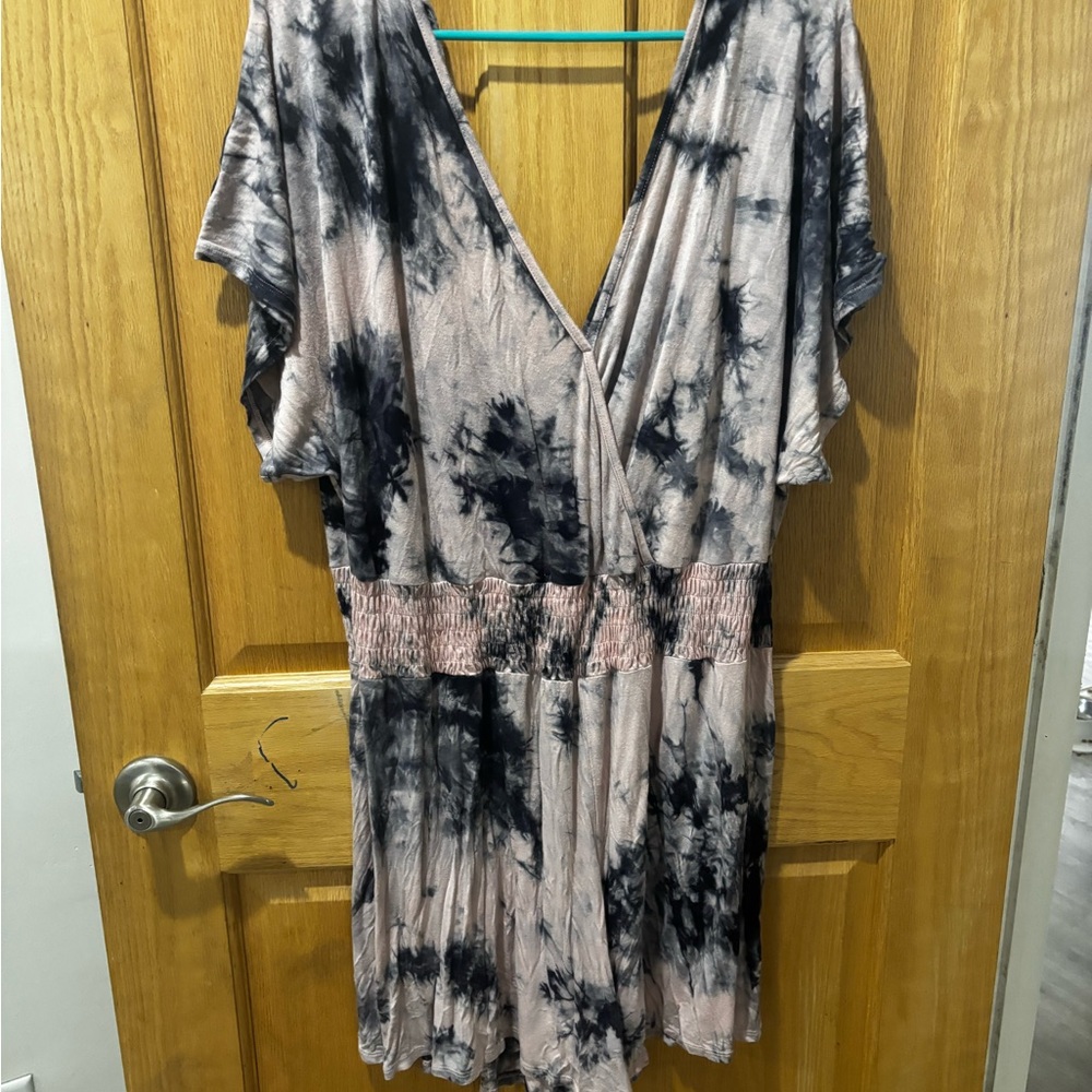 VENUS Blush and Black Tie-Dye V-Neck Romper
